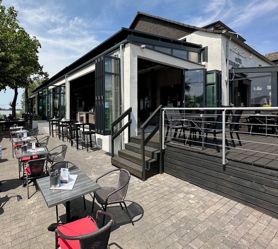 Gastronomieterrasse mit gläserner Überdachung von Fortuna